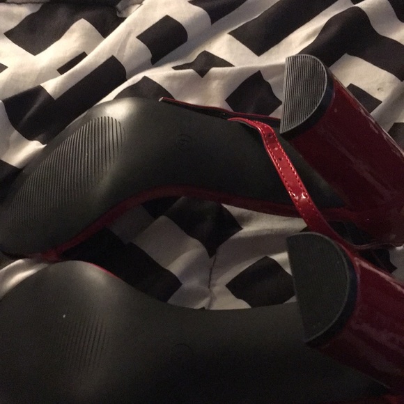 Red heels - Picture 3 of 4